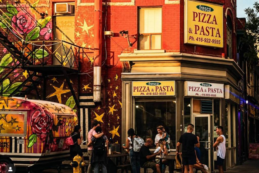 Cette pizza de Toronto inspire des trajets de deux heures en TTC, et les habitants n’arrêtent pas d’en parler