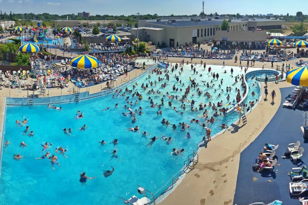 À seulement 1 h 30 de Toronto, le plus grand parc aquatique en plein ...