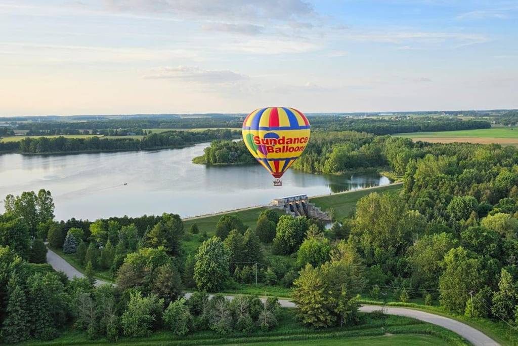 À seulement une heure et demie de Toronto, tu peux faire un tour magique en montgolfière au-dessus de la campagne ontarienne