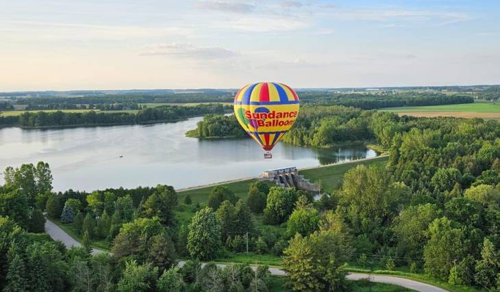 À seulement une heure et demie de Toronto, tu peux faire un tour magique en montgolfière au-dessus de la campagne ontarienne