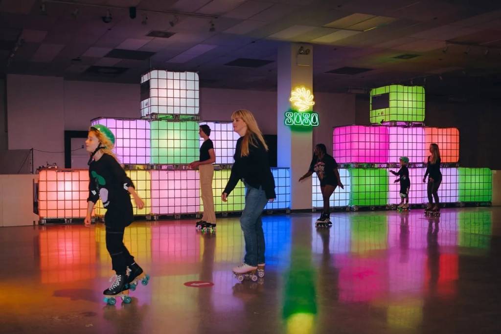 Le Woodbine Mall de Toronto, qui connaît des difficultés, va accueillir en septembre une patinoire rétro éclairée au néon