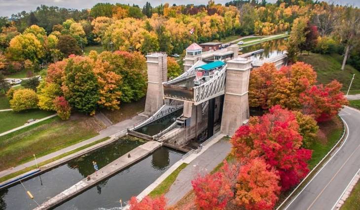 À seulement 90 minutes de Toronto, cette croisière aux couleurs de l’automne t’emmène sur l’une des voies navigables les plus pittoresques de l’Ontario