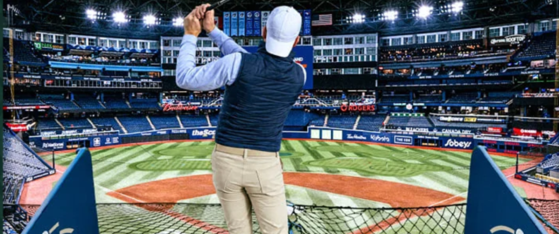 Une nouvelle expérience de golf envahit le Rogers Centre de Toronto cet hiver, te permettant de frapper ton coup de départ depuis les tribunes supérieures