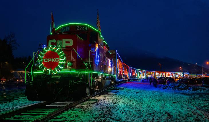 Un train des fêtes recouvert de milliers de lumières t'offre un concert gratuit à Toronto le mois prochain