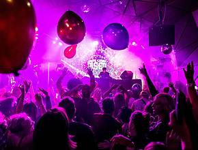 Glitzer, Groove und ABBA-Hits: Bei dieser Tanzparty in Zürich erwarten euch die größten Disco-Klassiker der 70er &amp; 80er