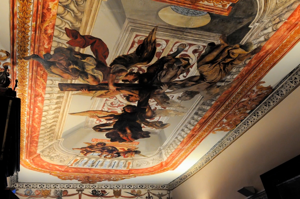 Una de las pinturas que recubren las bóvedas de la iglesia del Hospital de los Venerables en Sevilla