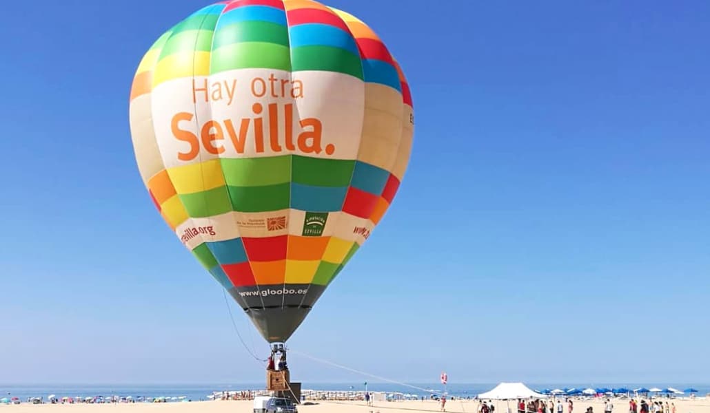 El globo ‘Hay otra Sevilla’ recorre las playas andaluzas