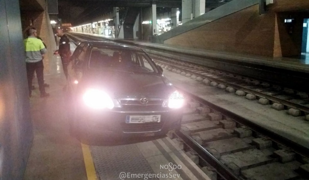 Un anciano conduce 800 metros por la vía del tren en Santa Justa