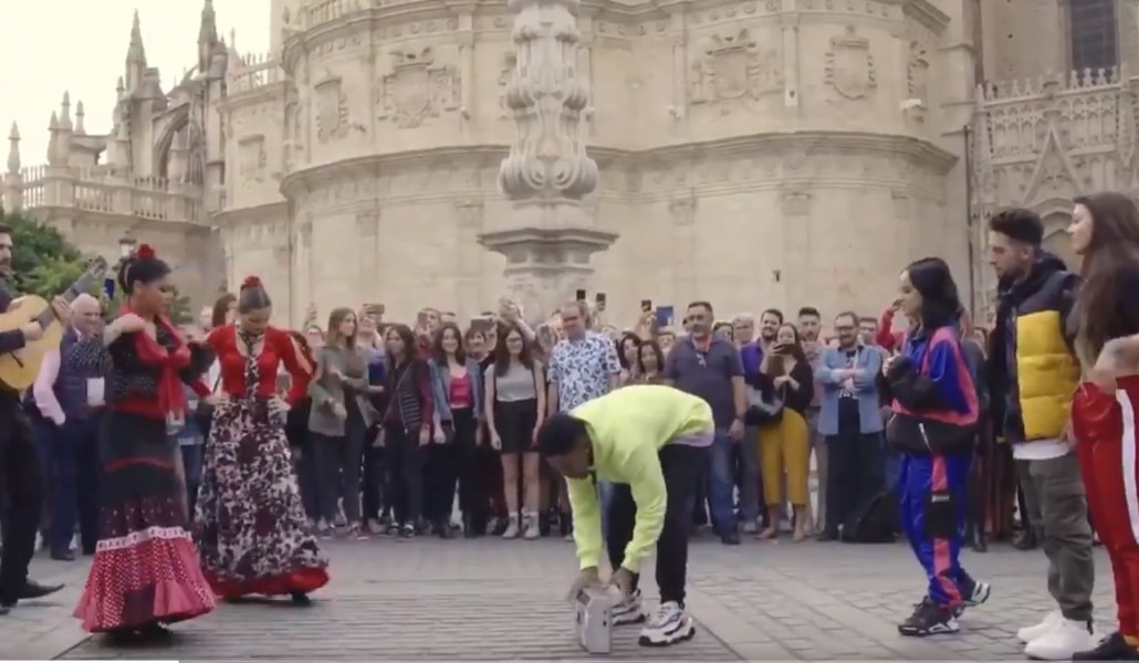 Becky G protagoniza una viral batalla de baile frente a la Catedral