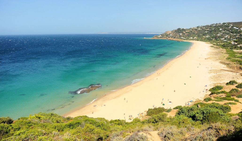 Desinfectan la playa de Zahara de los Atunes con lejía