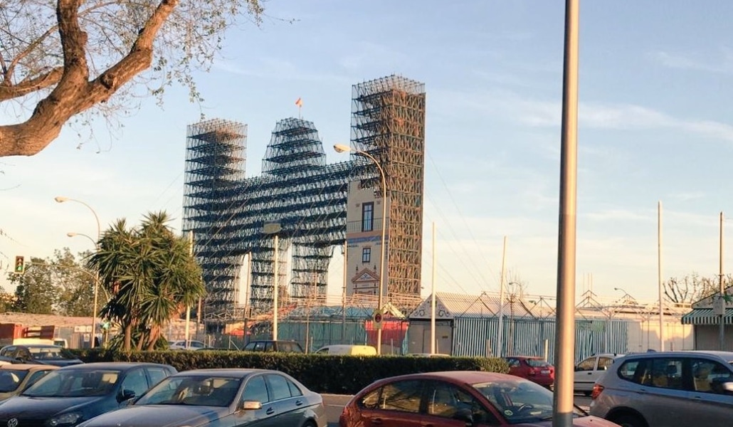 La portada de la Feria de Sevilla empieza a desmontarse