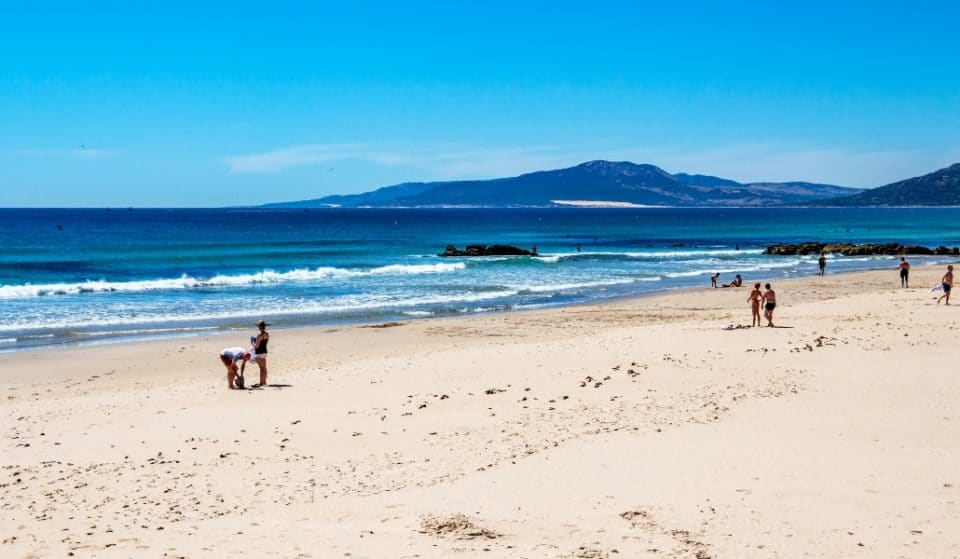 1.900 euros netos para los auxiliares de playa en Andalucía