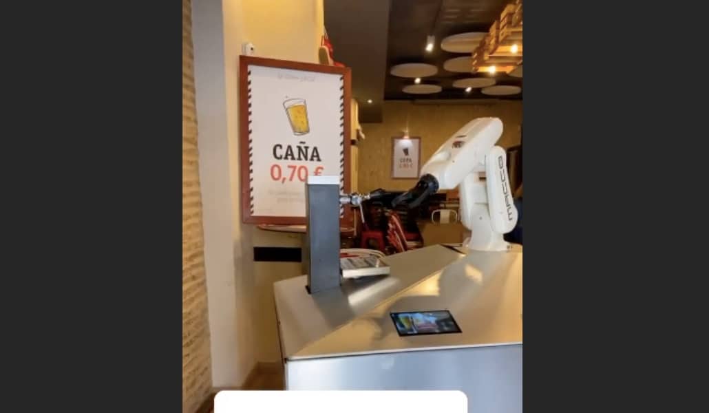 Así es ‘beer cart’, el robot sevillano que tira cervezas para evitar el contagio