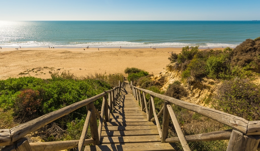 La Junta de Andalucía pide abrir las playas el 25 de mayo