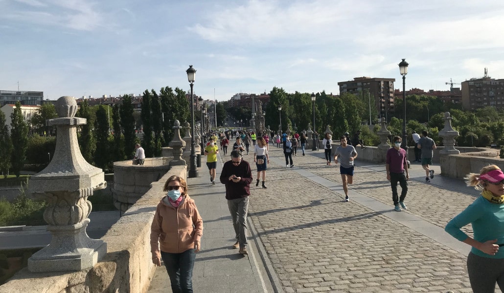 ‘Runners’ y paseantes llenan las calles de toda España