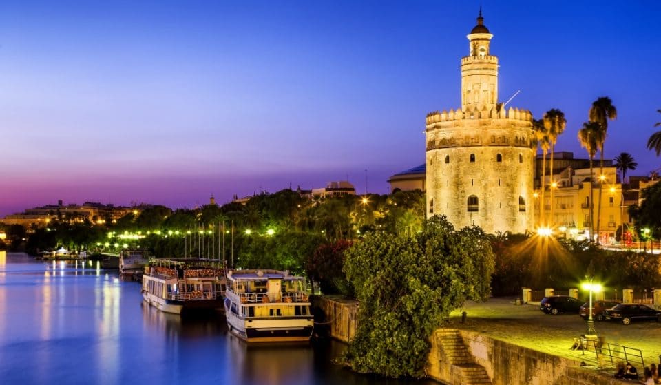 La Torre del Oro se ilumina para celebrar la vuelta de LaLiga