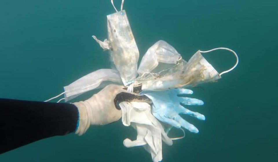 El mar se llena de guantes y mascarillas