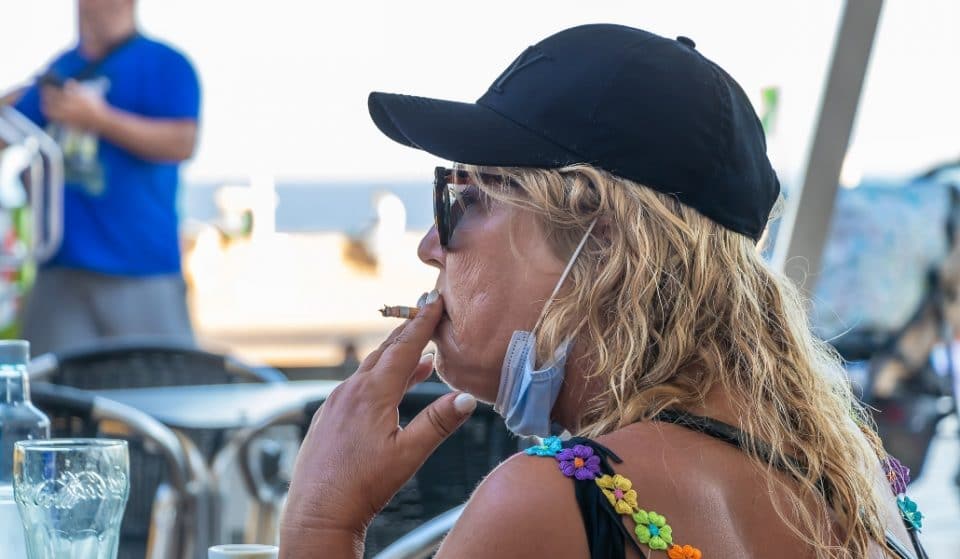 Andalucía estudia prohibir fumar en la calle