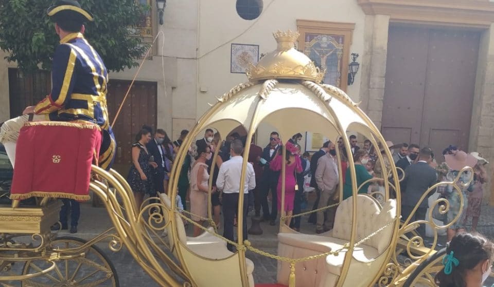 La calesa nupcial de Cenicienta recorre las calles de Sevilla y se hace viral