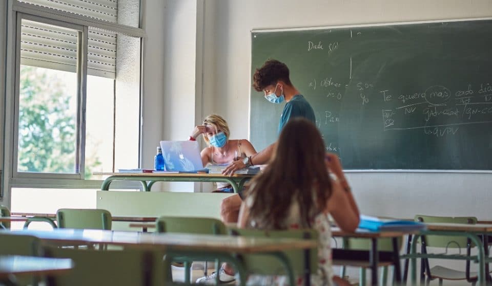Colegios Andalucía: los alumnos con síntomas se someterán a una PCR exprés