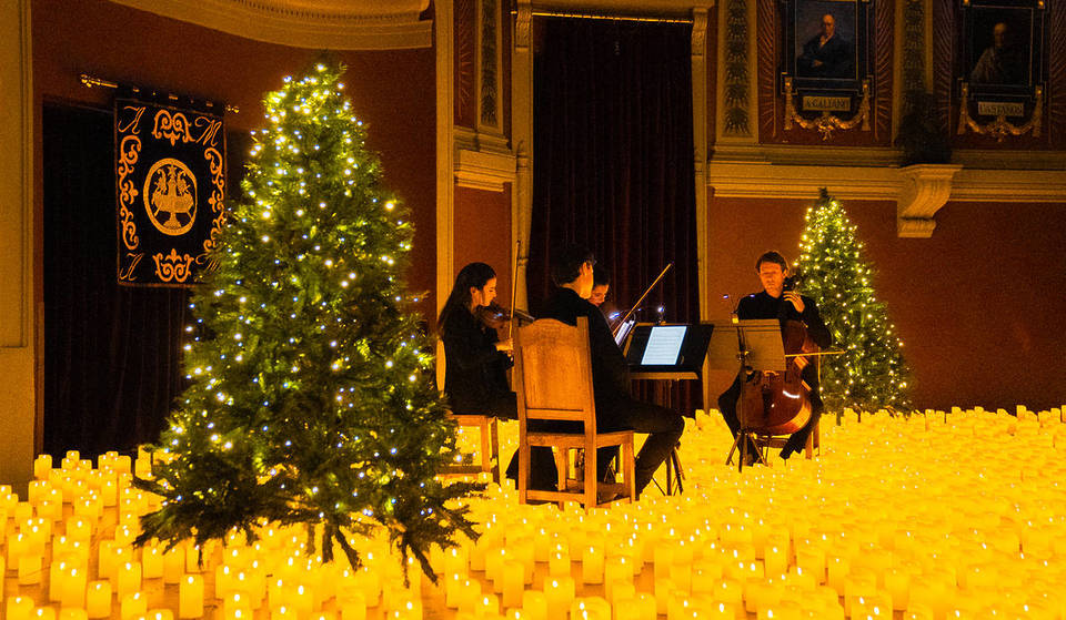 ¿Dónde puedes escuchar «Noche de Paz» y «All I Want for Christmas» bajo miles de velas en Sevilla?