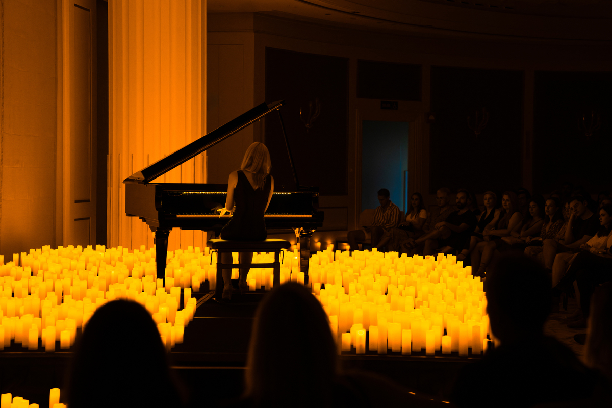 Pianista a la luz de las velas
