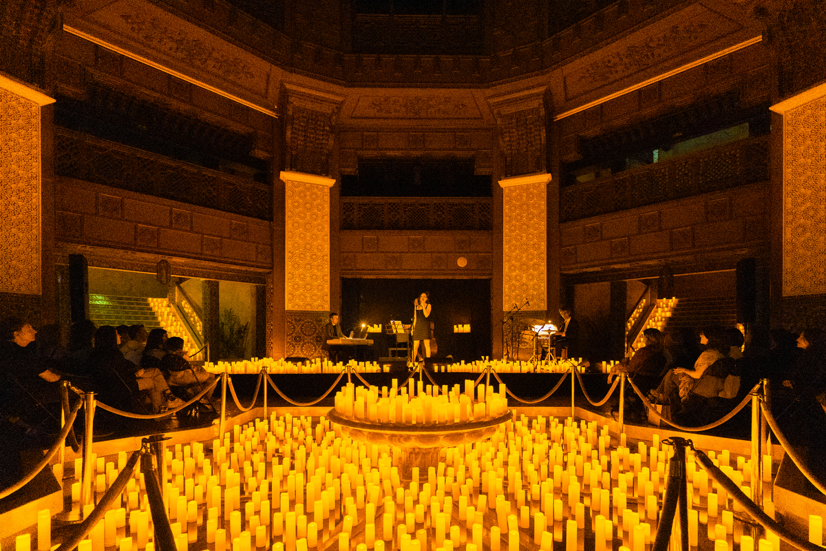 La Fundación Tres Culturas Del Mediterráneo llena de velas con una cantante sobre el escenario