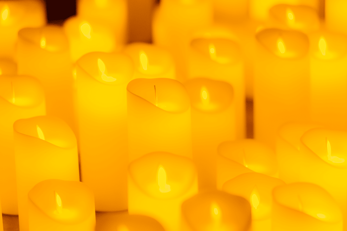 Primer plano de cálidas velas Candlelight.