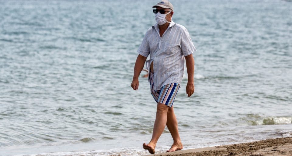 4 situaciones en las que sí tendrás que llevar mascarilla en la playa