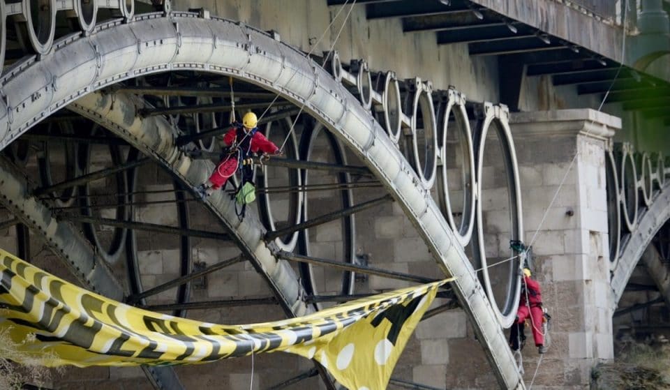 El Puente de Triana, engalanado por Greenpeace