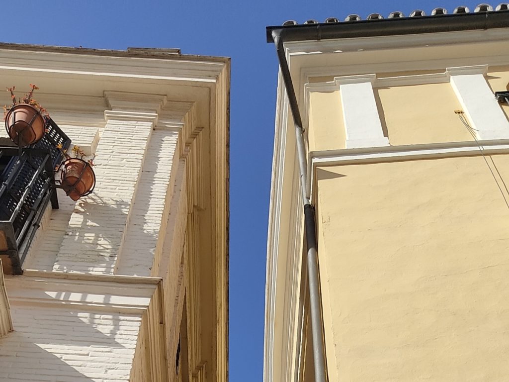 Calle más estrecha de Sevilla