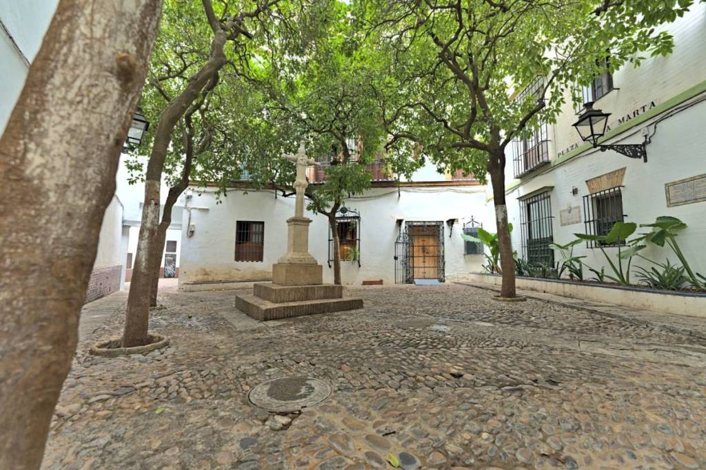 Place de Santa Marta à Séville : 50 choses à faire gratuitement en ville