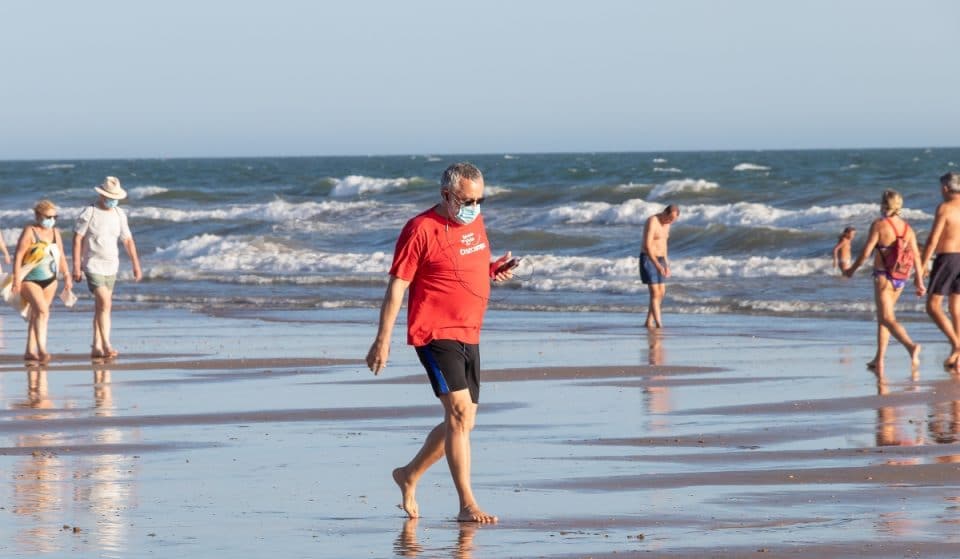 La Junta de Andalucía relaja el uso de las mascarillas en la playa y el campo