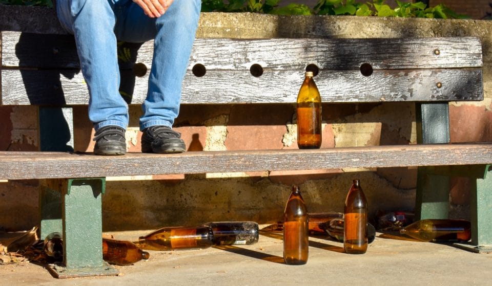 Sevilla adelanta el cierre de sus parques para evitar el botellón