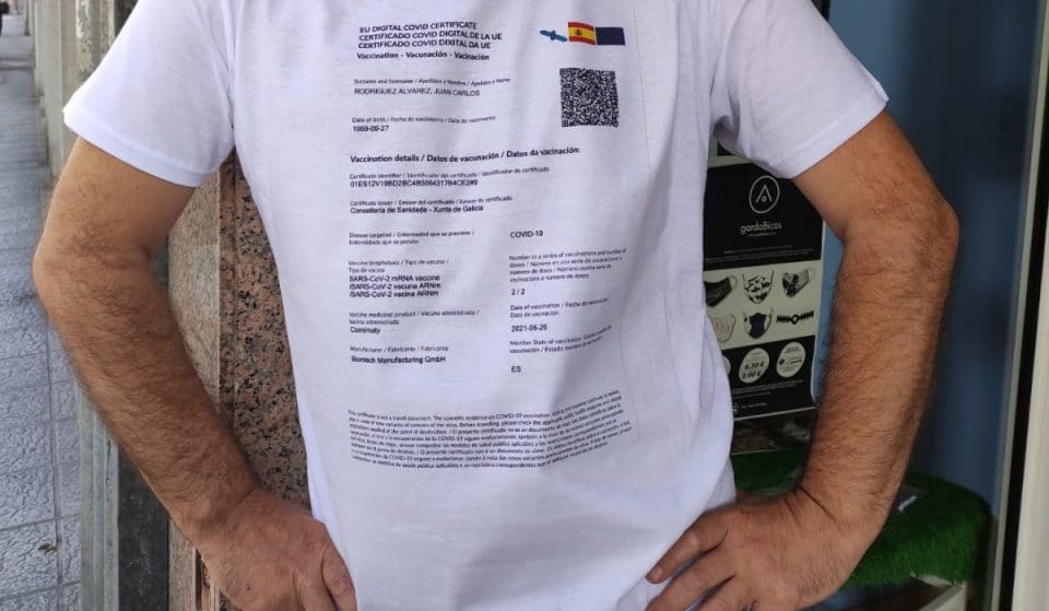 Pasaporte covid sobre la ropa: la ingeniosa idea de un gallego que se hace viral