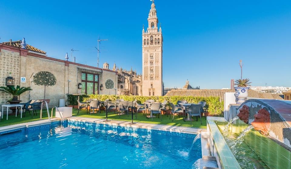 13 hoteles de Sevilla con piscina en sus terrazas: idilios refrescantes desde las alturas