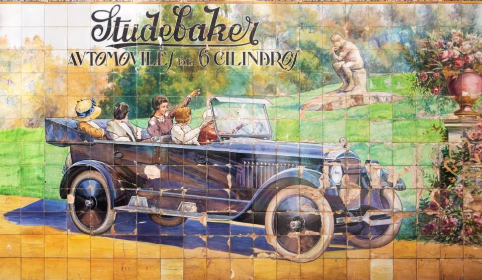 En 1924, se hizo en Triana el insólito mural de Studebaker con «El Pensador» de Rodin; un siglo después, sigue oculto a simple vista en la calle Tetuán de Sevilla