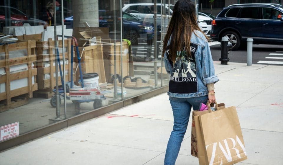 Las tiendas del grupo Inditex comienzan a cobrar por sus bolsas y sobres