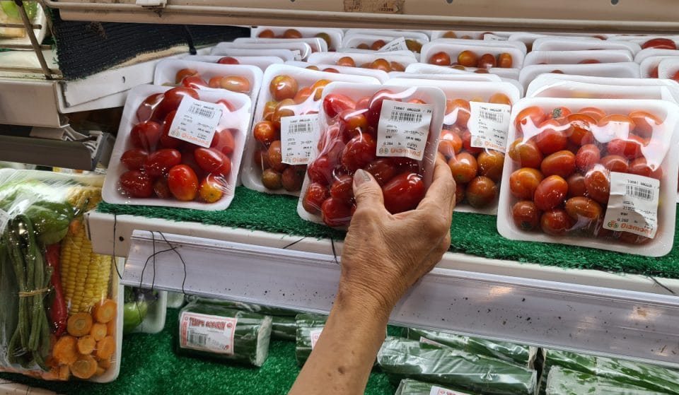 España prohibirá la fruta y verdura envasadas en plástico en 2023