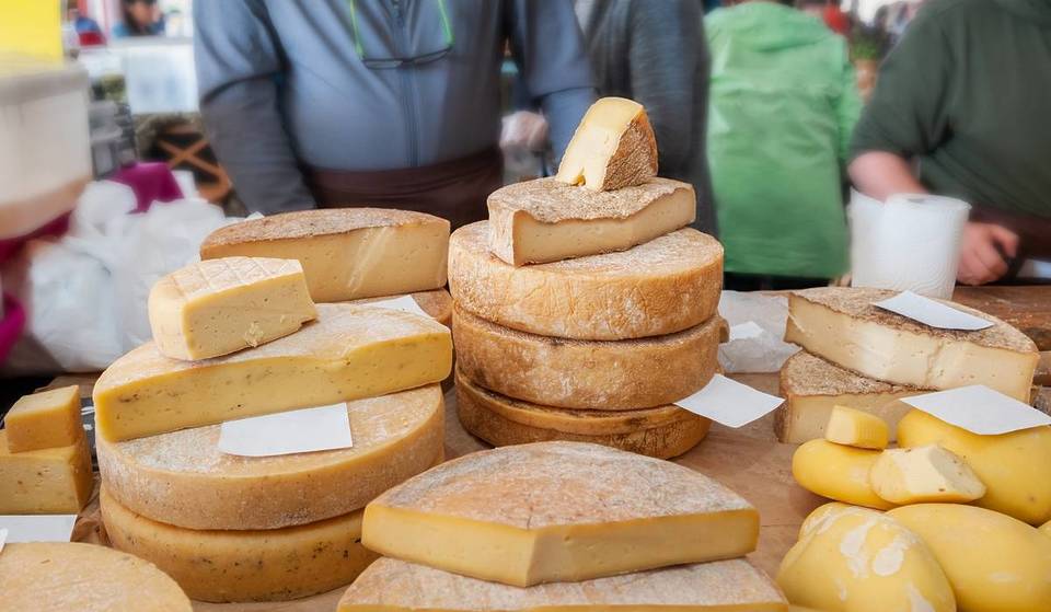 À seulement 15 minutes de Séville : le village qui célèbre une grande foire gastronomique avec des fromages artisanaux, des chicharrones et des bonbons du Portugal.