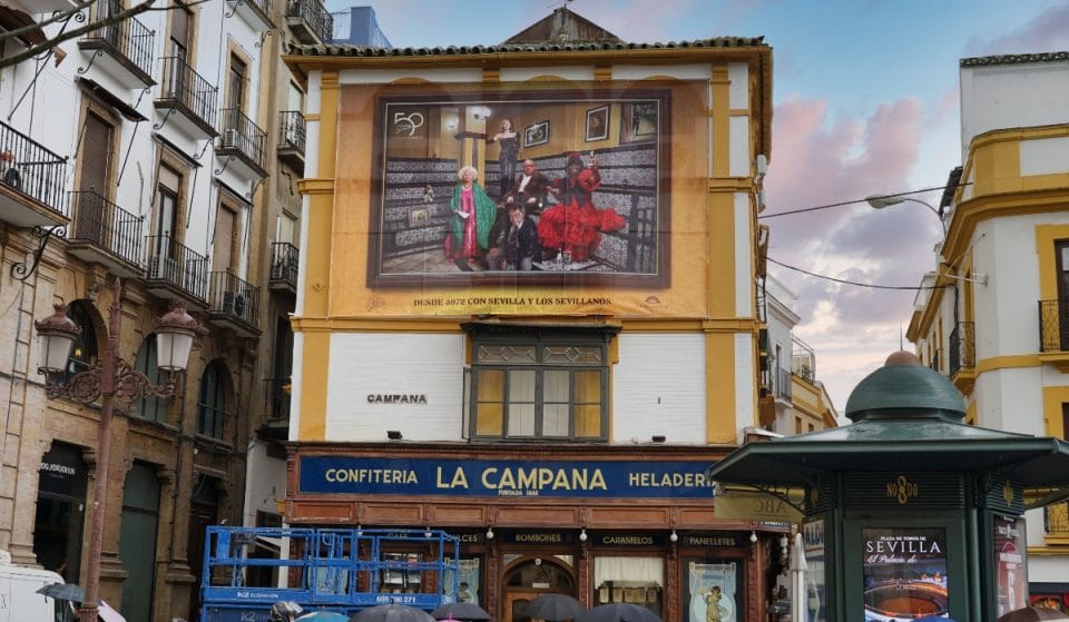 Un enorme cartel publicitario se exhibe sobre la confitería La Campana en homenaje a Sevilla