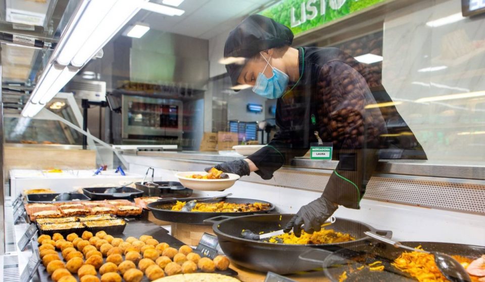 Mercadona incorpora zona de restauración a uno de sus supermercados de Sevilla