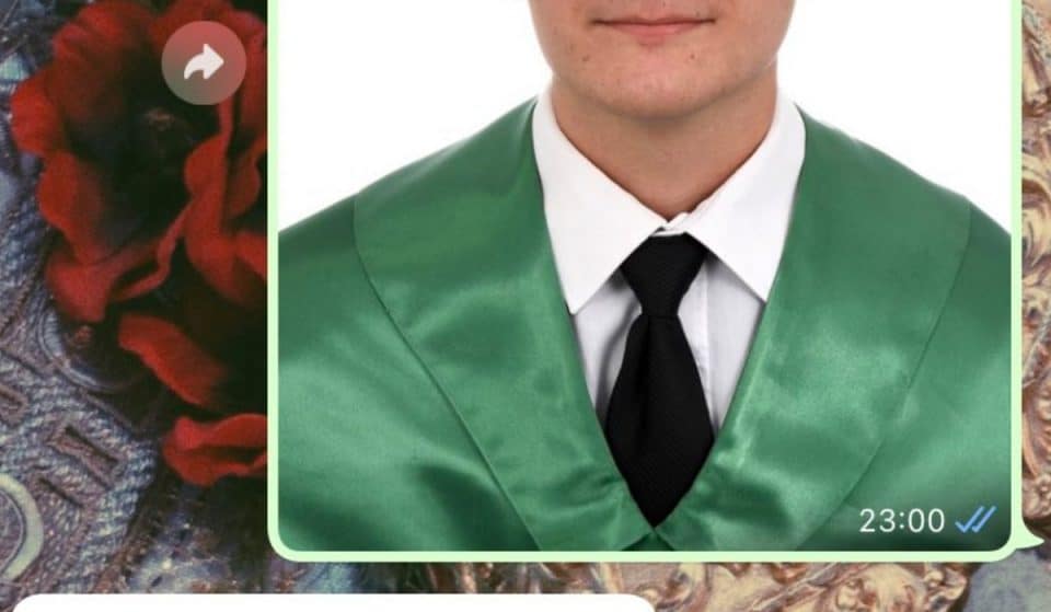 Así responde este bético tras recibir la foto de la orla de su hijo