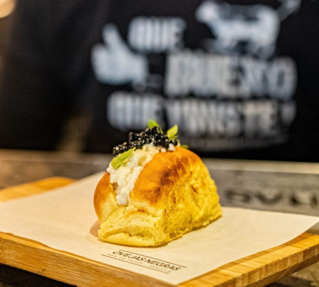 Brioche con tartar de vieiras