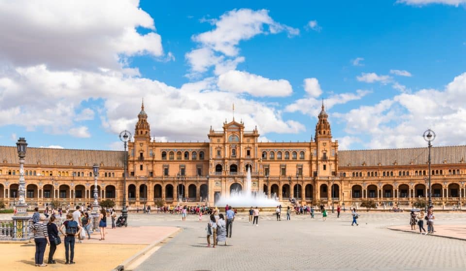 El Ayuntamiento de Sevilla estudia convertir Plaza de España y el Parque de María Luisa en espacios sin humo