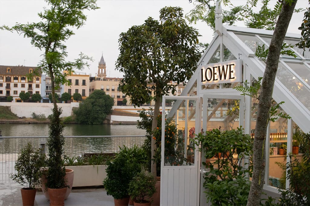 LOEWE Greenhouse, el invernadero itinerante que te hará sentir dentro de un jardín botánico, llega a Sevilla este viernes