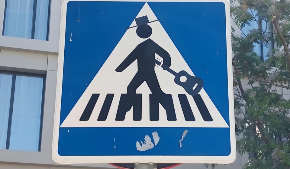 ¿Dónde se encuentra la señal de tráfico que luce a un peatón camino de la Feria?