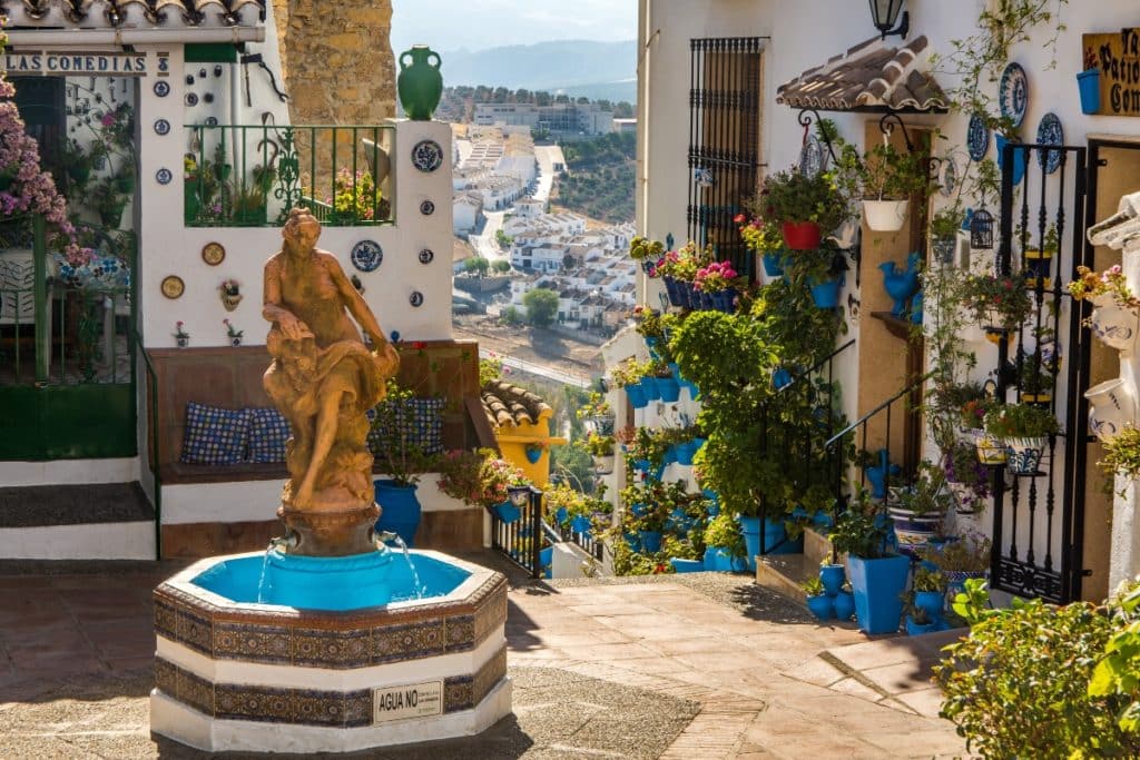 Iznájar pueblo mayo National Geographic