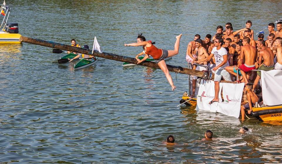How to participate in the cucaña of the Velá de Santa Ana 2025