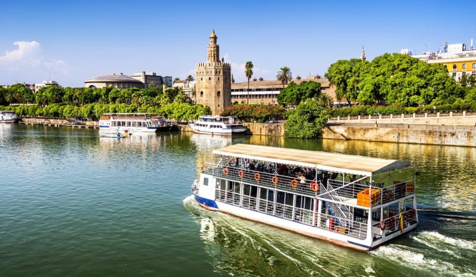 Paseos gratis por el Guadalquivir: cómo apuntarse a esta actividad de la Velá de Santa Ana